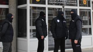 Първи СНИМКИ и ексклузивни разкрития от зрелищната антикорупционна акция, разтърсила Перник по ранна доба 