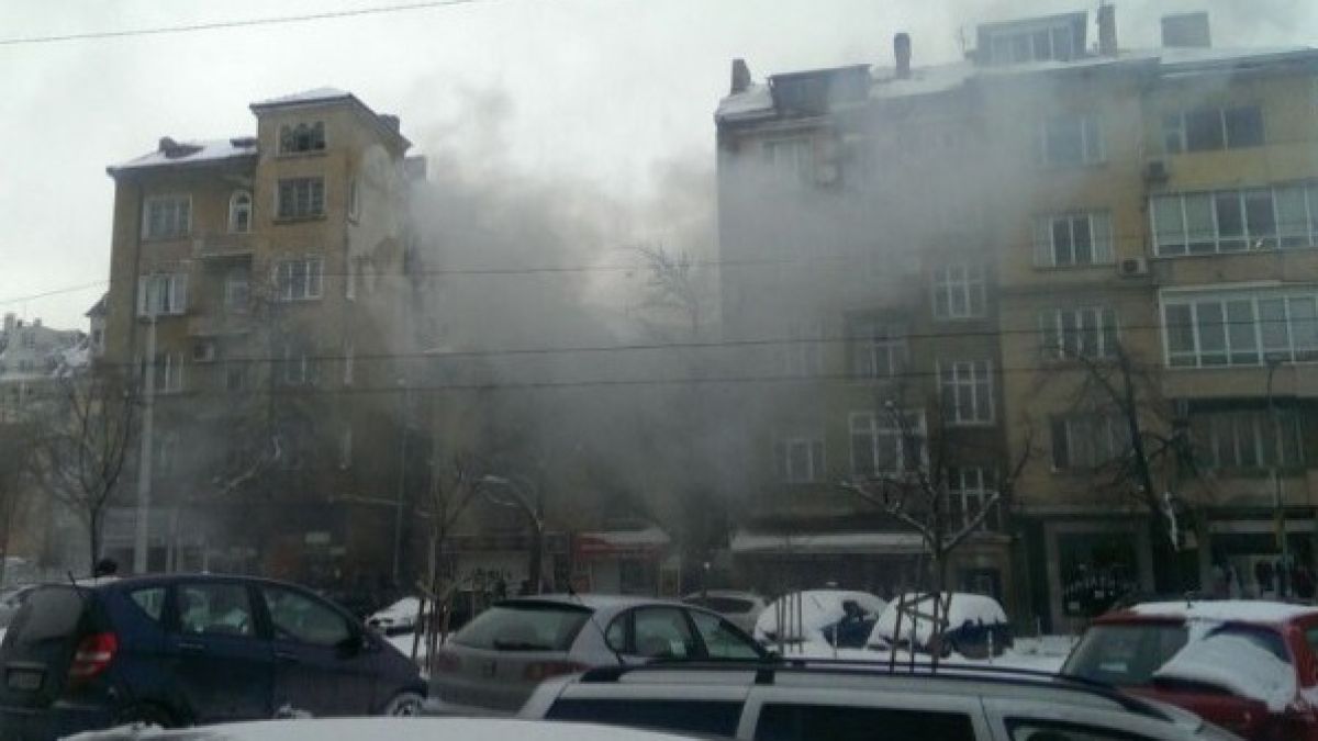 Гори сграда в центъра на столицата, хвърчат линейки и пожарни коли (СНИМКА)