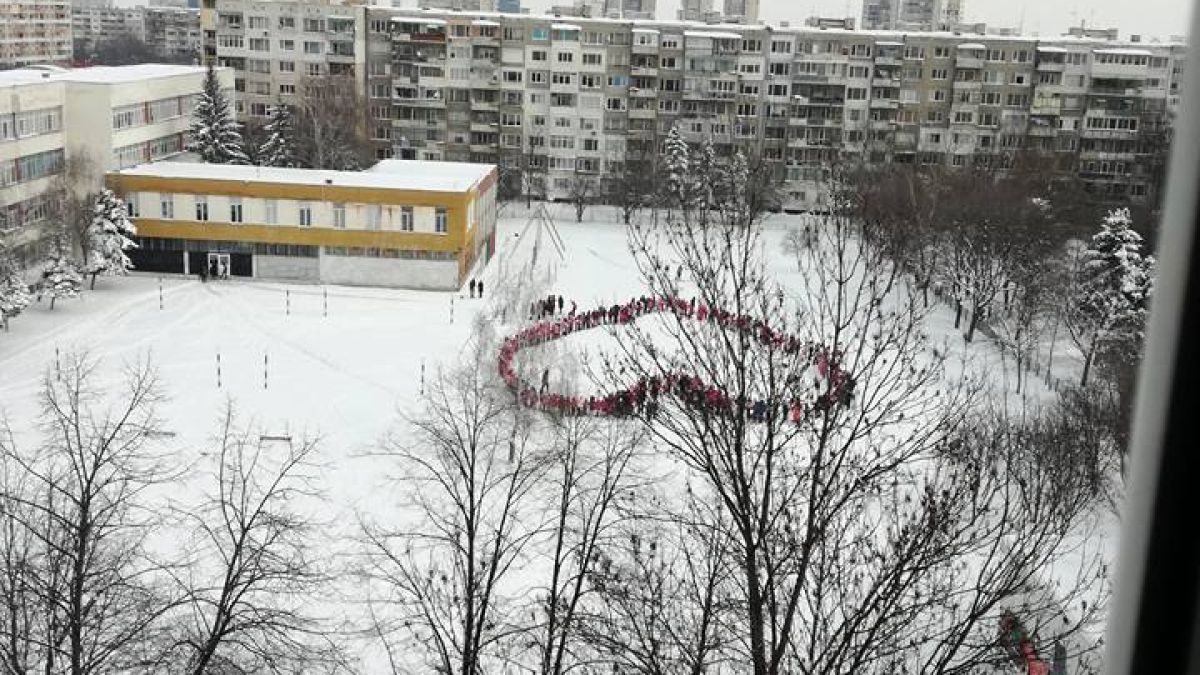 Накараха всички деца в столично училище да се облекат в розово, а причината ще ви смае... (СНИМКИ)