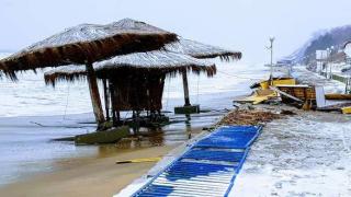 Картината е страшна: Стихията връхлетя и Обзор - не остави камък върху камък по крайбрежната улица! (СНИМКИ)