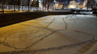 Палавници в студа! Няма да повярвате какво "изрисуваха" върху заснеженото езеро "Ариана" (СНИМКА)