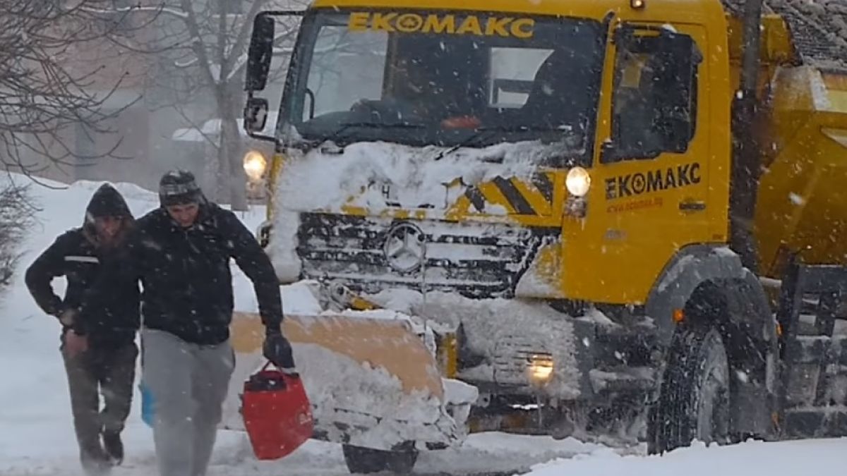 Уникално! Снегорин закъса в преспите в Шумен (ВИДЕО)