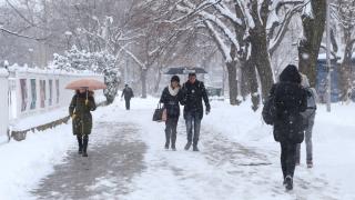 Дежурният синоптик на НИМХ към БАН съобщи за топло време, но и голяма опасност, която ни дебне