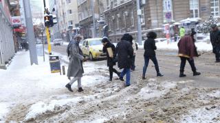 Черни облаци надвисват над България, следобед в югозападните райони ще...