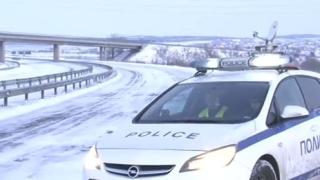 След обилния снеговалеж: Обстановката в страната постепенно се нормализира