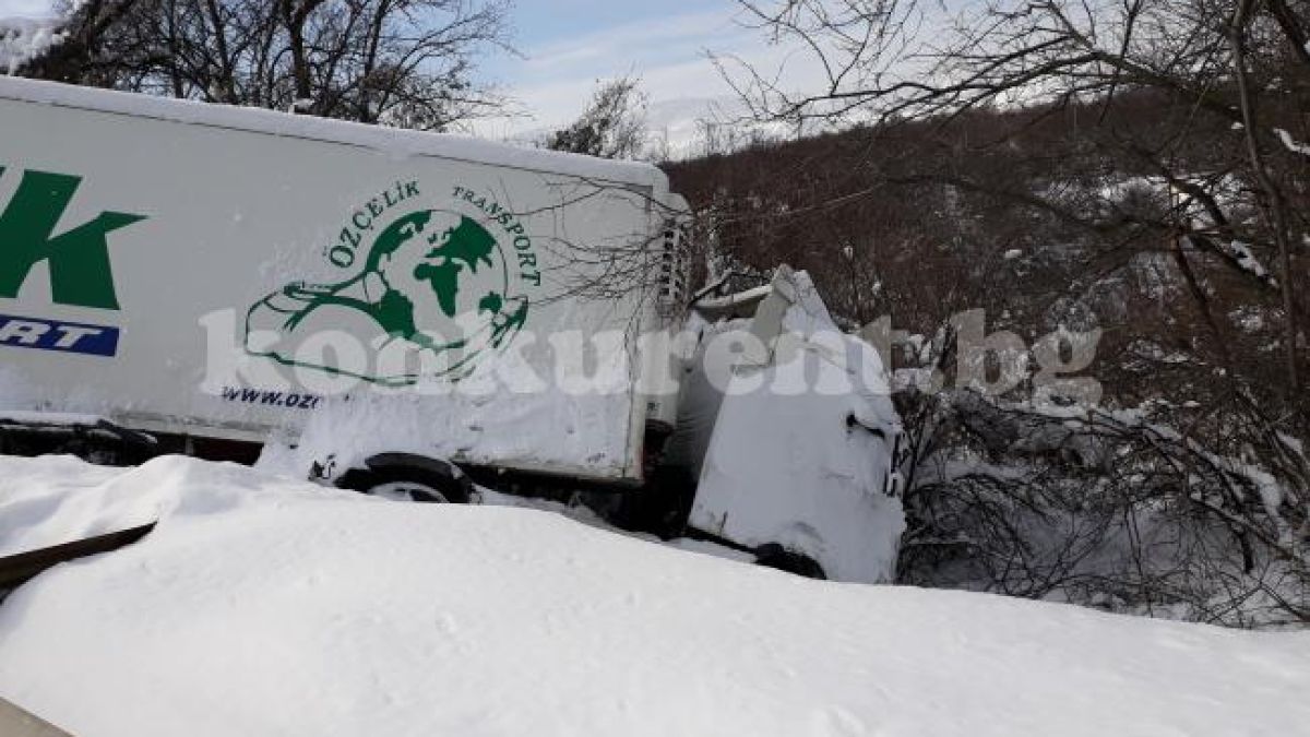 Турски тираджия се заби в селска къща край Видин, втори ден не може да излезе от камиона (СНИМКИ)