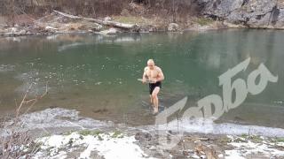 Морж: Смелчага от Горна Оряховица плува в ледените води на Янтра при -9 