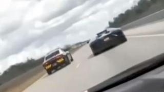 Заснеха патрулка да се състезава с Lamborghini (ВИДЕО)