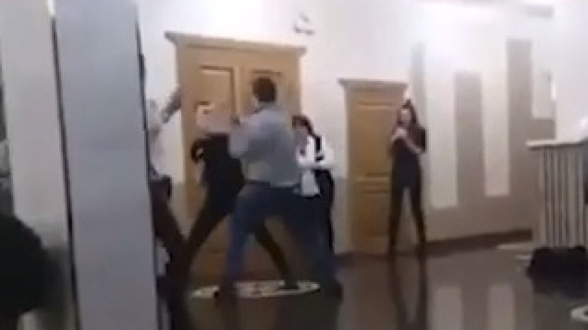 Куриозно ВИДЕО: Мъж се нахвърли върху охрана и опита да развали концерт на Бузова 