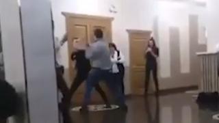 Куриозно ВИДЕО: Мъж се нахвърли върху охрана и опита да развали концерт на Бузова 
