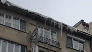 Смъртоносна опасност срещу Съдебната палата в София (ВИДЕО)