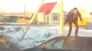 Нагъл джигит скочи да коли друг шофьор с нож, но вторият извади лопата и ... (ВИДЕО)