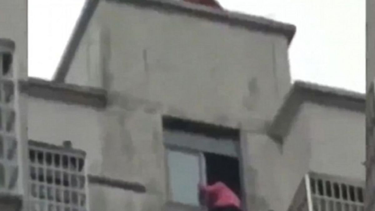 12-годишно китайче не успя да изпълни докрай домашното си и полетя от 14-етажна сграда, но... (СНИМКИ/ВИДЕО)