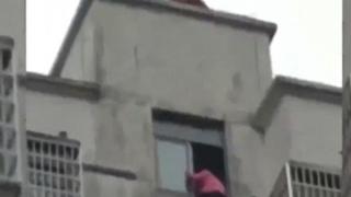 12-годишно китайче не успя да изпълни докрай домашното си и полетя от 14-етажна сграда, но... (СНИМКИ/ВИДЕО)