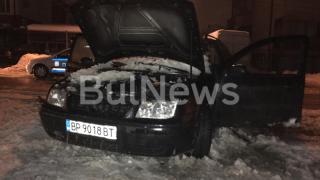 „Фолксваген" пламна пред стадиона на Враца, пътниците започнаха да гасят със сняг (СНИМКИ)