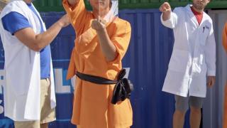 Монах от Шаолин прави необясним трик с игла, стъкло и балон (ВИДЕО)