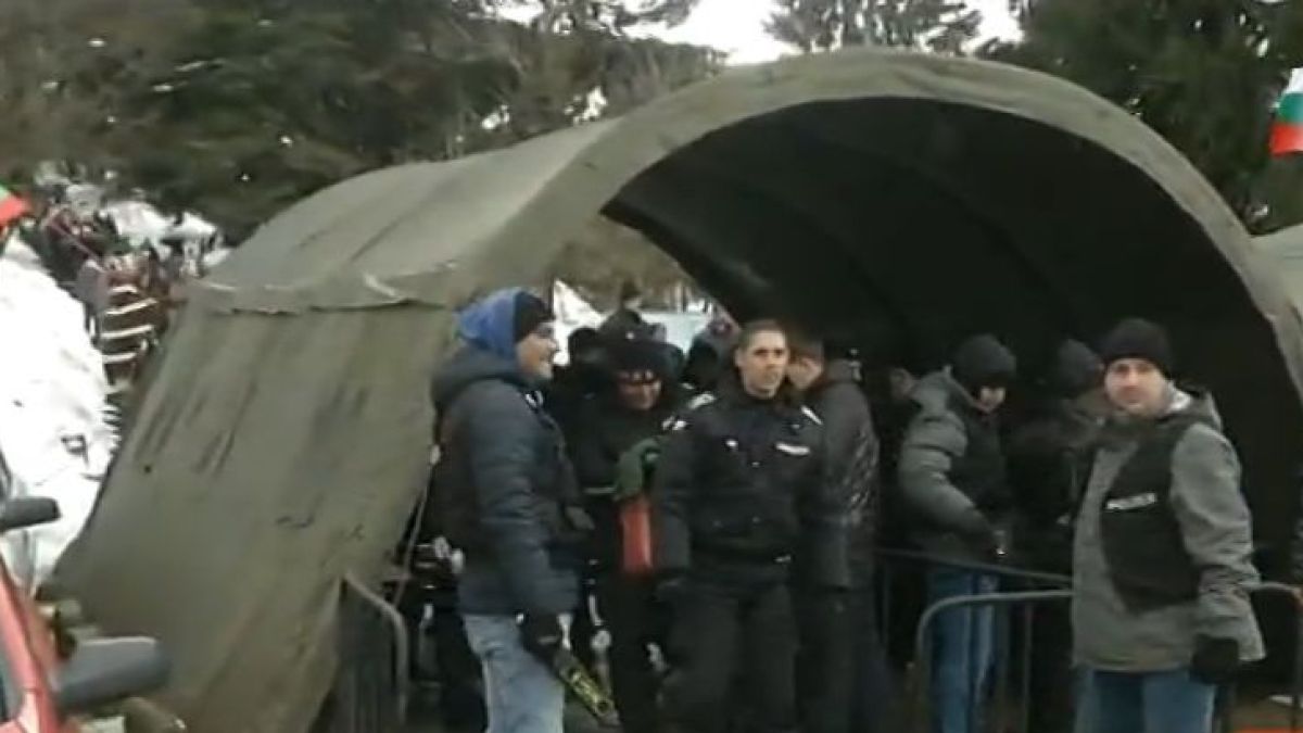 100 000 души катерят Шипка, претърсват ги щателно заради президент и патриарх (СНИМКИ)