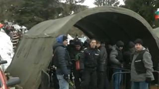 100 000 души катерят Шипка, претърсват ги щателно заради президент и патриарх (СНИМКИ)