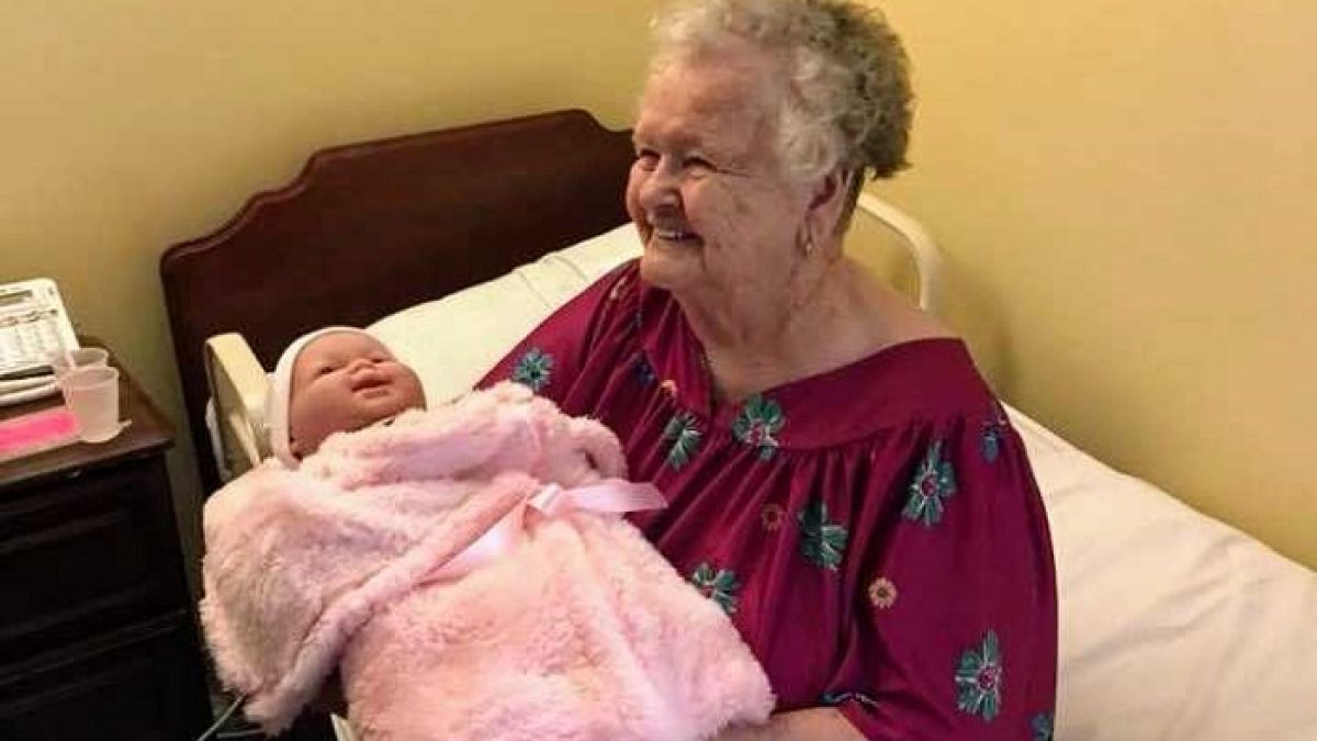 Пациент с Алцхаймер сложи в леглото си кукла, докторът обяснява какво значение има това (СНИМКИ)