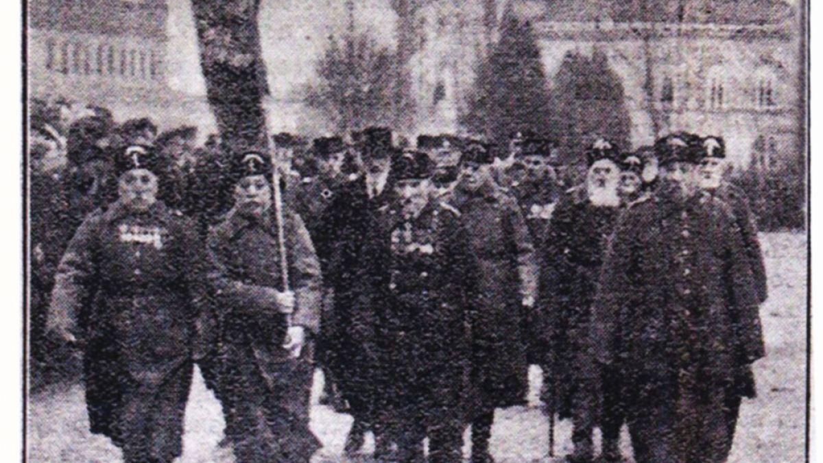 Уникална СНИМКА показва как последните живи опълченци вървят към паметника на Цар Освободител