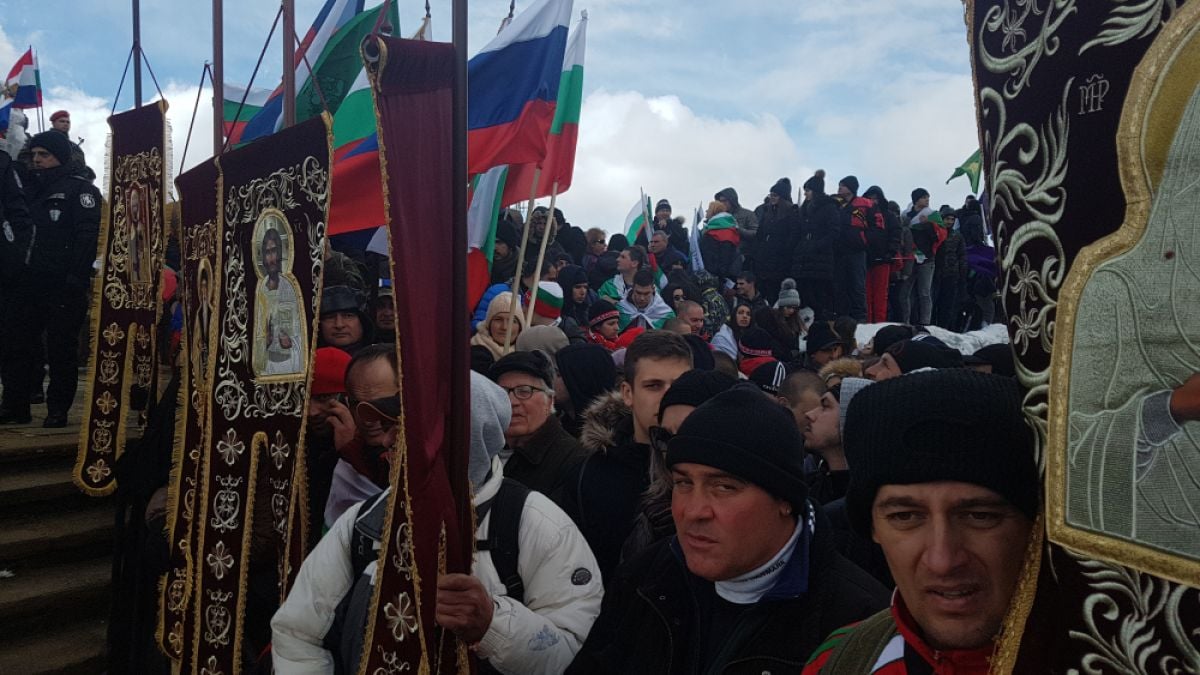 3-ТИ МАРТ ОТВИСОКО: Хиляди изкачиха връх Шипка (ВЪЛНУВАЩО ВИДЕО/СНИМКИ)