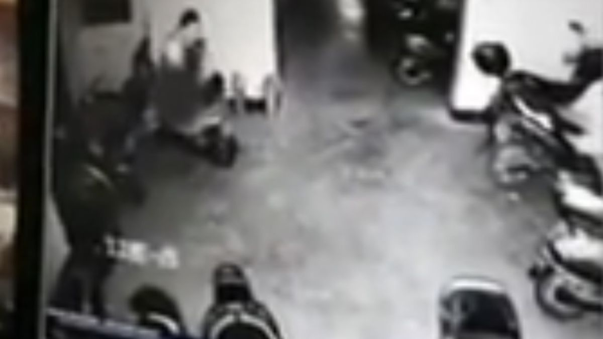 Камера засне клиент да прави секс с мотоциклет, който му хареса в магазин (ВИДЕО)