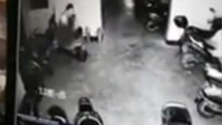 Камера засне клиент да прави секс с мотоциклет, който му хареса в магазин (ВИДЕО)