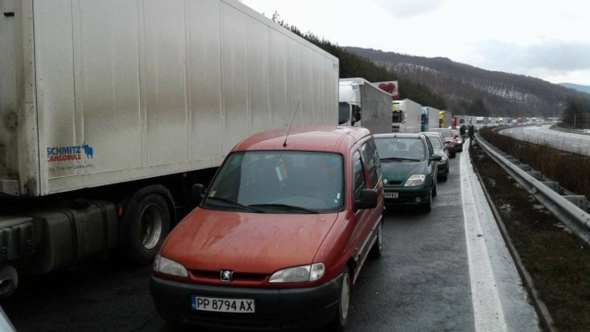 Шофьорите на АМ "Тракия" с опънати до краен предел нерви заради ТИР