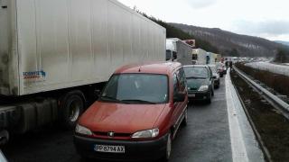 Шофьорите на АМ "Тракия" с опънати до краен предел нерви заради ТИР