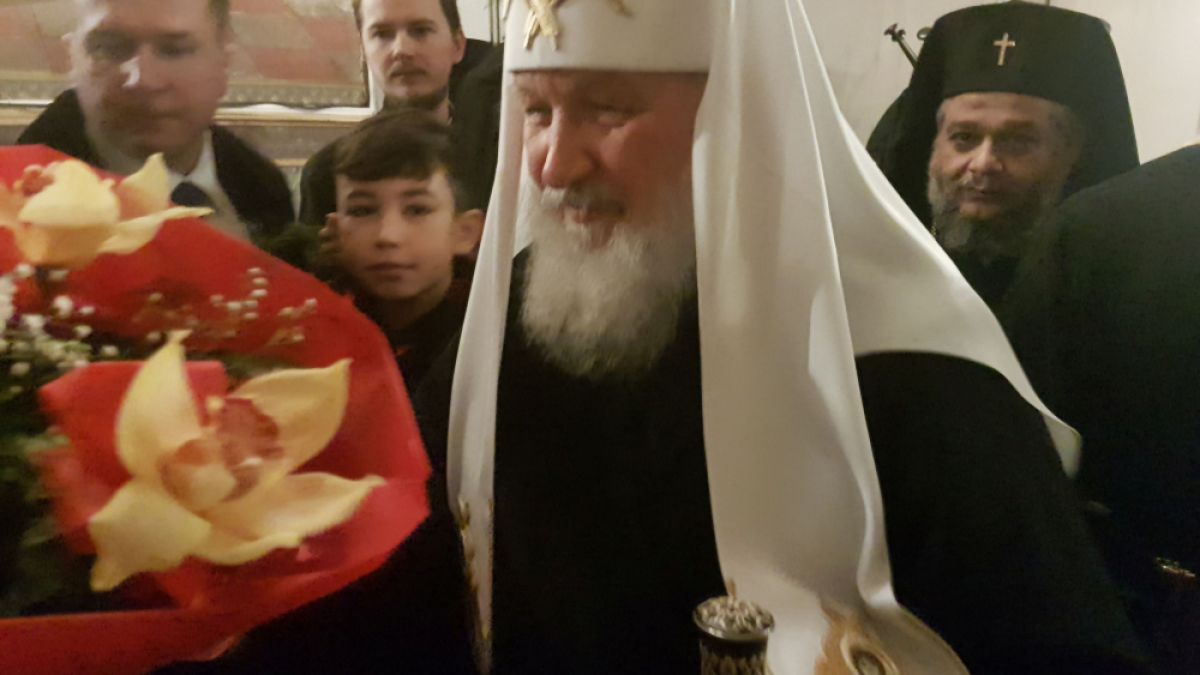Десетгодишният Александър подари цветя на българския и руския патриарх (СНИМКИ)