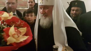 Десетгодишният Александър подари цветя на българския и руския патриарх (СНИМКИ)