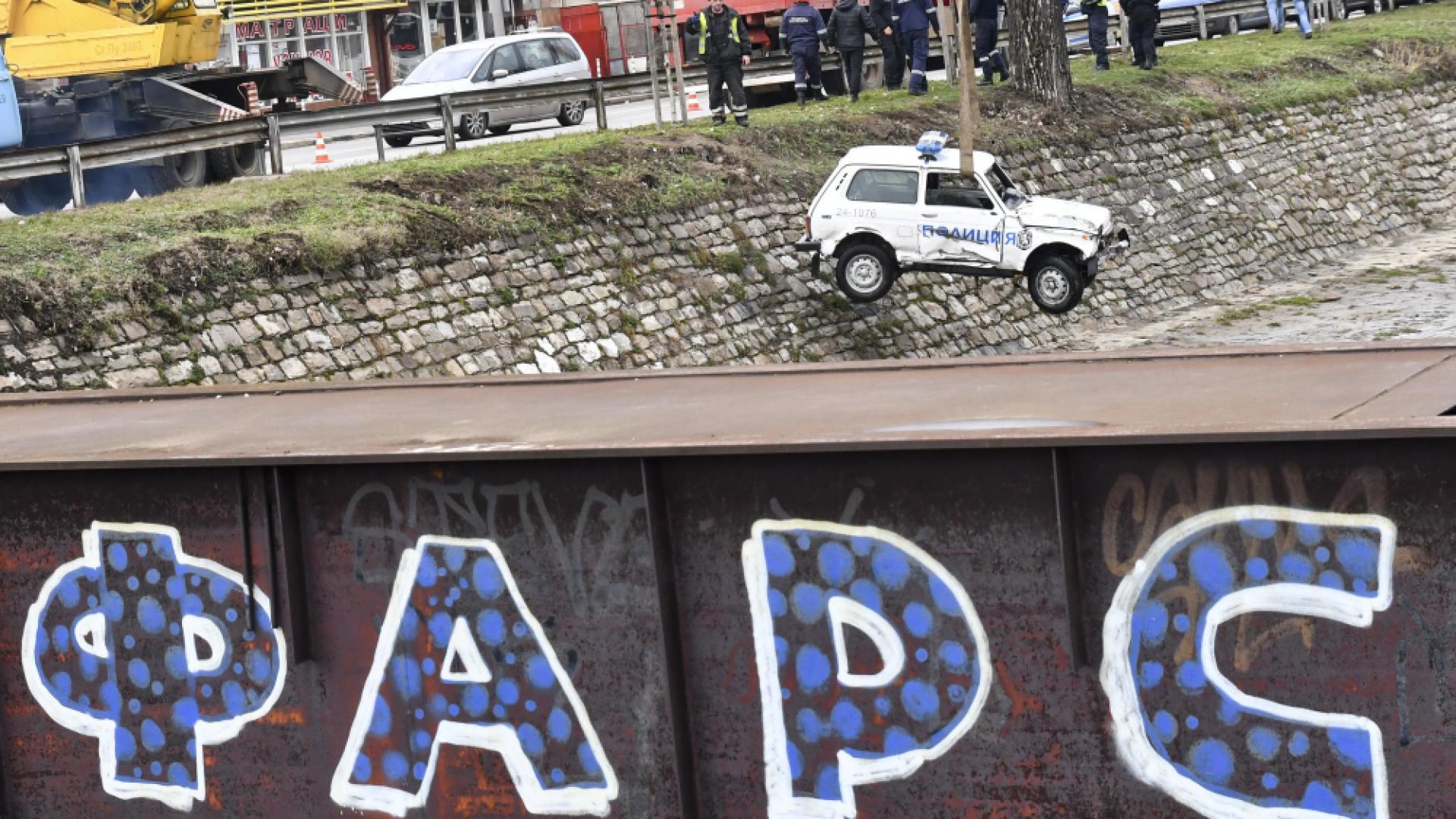 С голям зор измъкнаха полицейската кола от Владайската река (СНИМКИ)