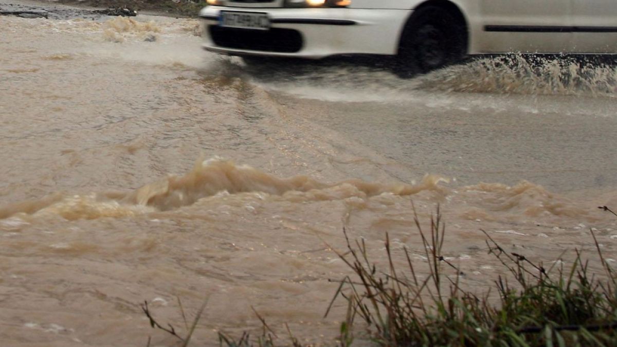 Внимание, шофьори! Вода заля път край Враца
