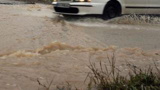 Внимание, шофьори! Вода заля път край Враца