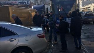 Без да му мислят! Пътници с голи ръце преместиха кола от релсите (СНИМКА)
