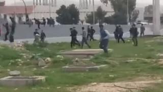Напаст: Имигранти вилнеят в Патра, громят всичко по пътя си (ВИДЕО)