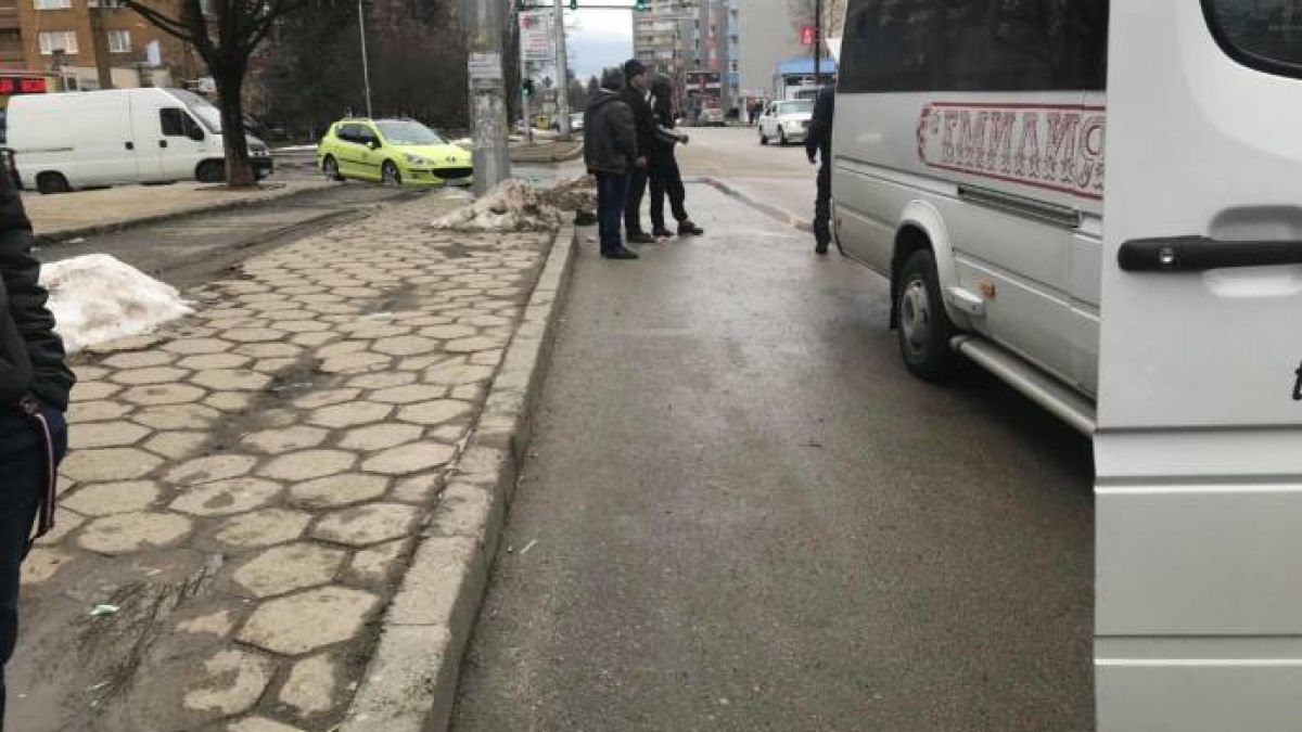 Пиян пътник бесня в казанлъшка маршрутка, но шофьорът се ядоса и стана страшно