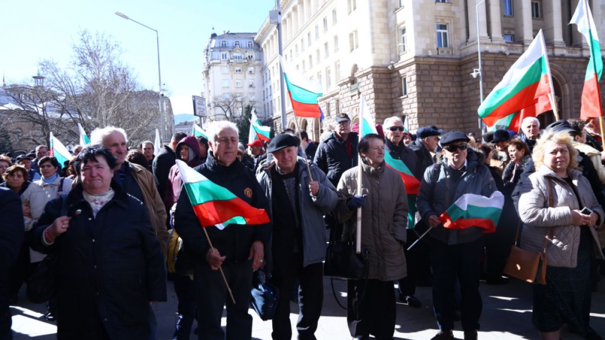 Първи СНИМКИ от рехавия засега протест срещу сделката с ЧЕЗ пред Министерски съвет