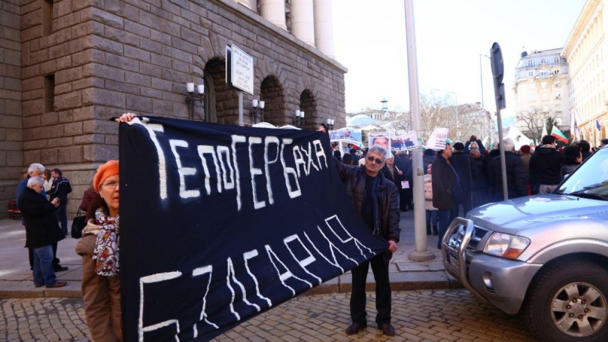 Извънредно в БЛИЦ! Полицайка тежко ранена при опит да спре атаката към Министерския съвет!