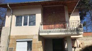 Удушеното бебе в Средногорово е родено преди дни, 16-годишната майка е под полицейска охрана