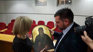 Борис Анзов подари огромна икона и кошница с цветя на говорителката на руското външно министерство (СНИМКИ)