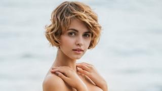Дългокраката Ариел като гола русалка на плажа! Горещи СНИМКИ (18+)