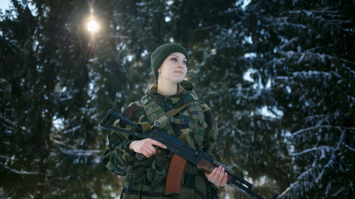 Най-хубавото момиче в армията на Беларус е юрист по образование и парашутист от Силите за специални операции  (СНИМКИ)