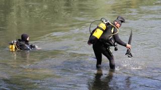 Придошла река е завлякла мъж в Монтанско, водолази го издирват