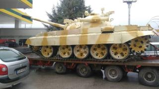 Танк предизвика истинска суматоха на входа на Правец (СНИМКИ)