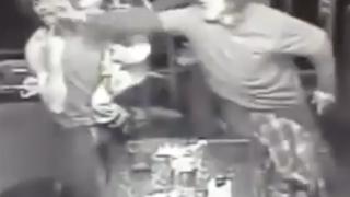 Американци пребиха жестоко баща с 4-годишна дъщеря на ръце (ВИДЕО 18+)
