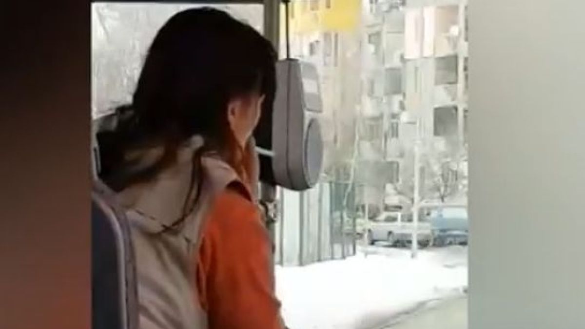 В градския транспорт на Пловдив кондукторка работи, та пушек се вдига. Буквално! (ВИДЕО)