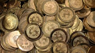 Биткойнът падна под 9 хил. долара