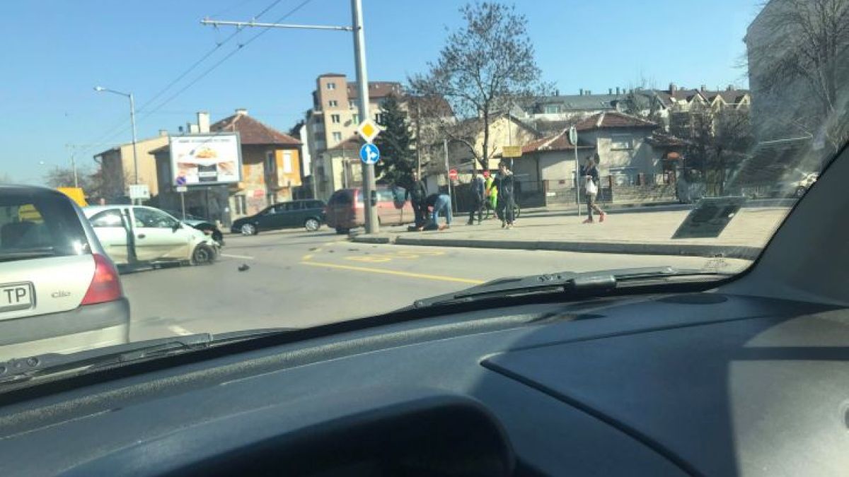 Сигнал до БЛИЦ! Жестоко меле на бул. "Сливница", окървавени хора лежат на платното! (СНИМКИ)