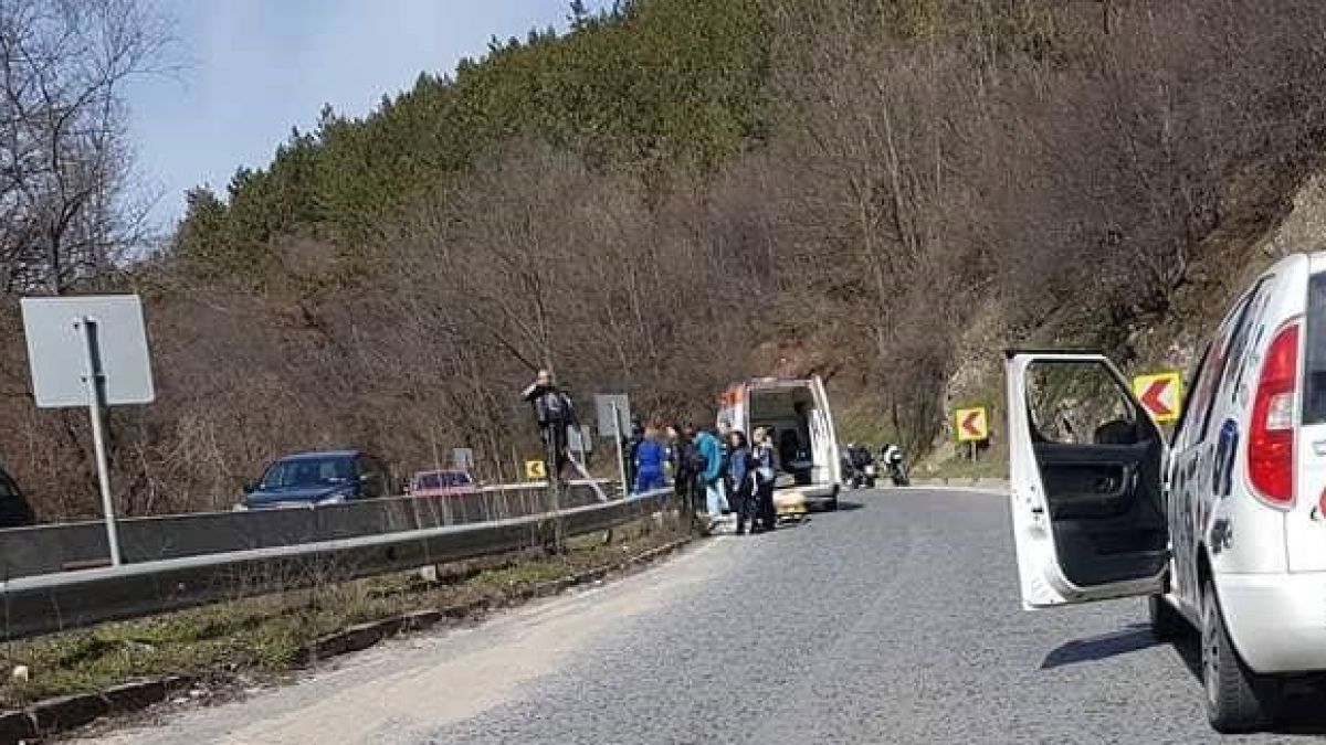 Моторист се потроши в бетонна ограда (СНИМКИ)